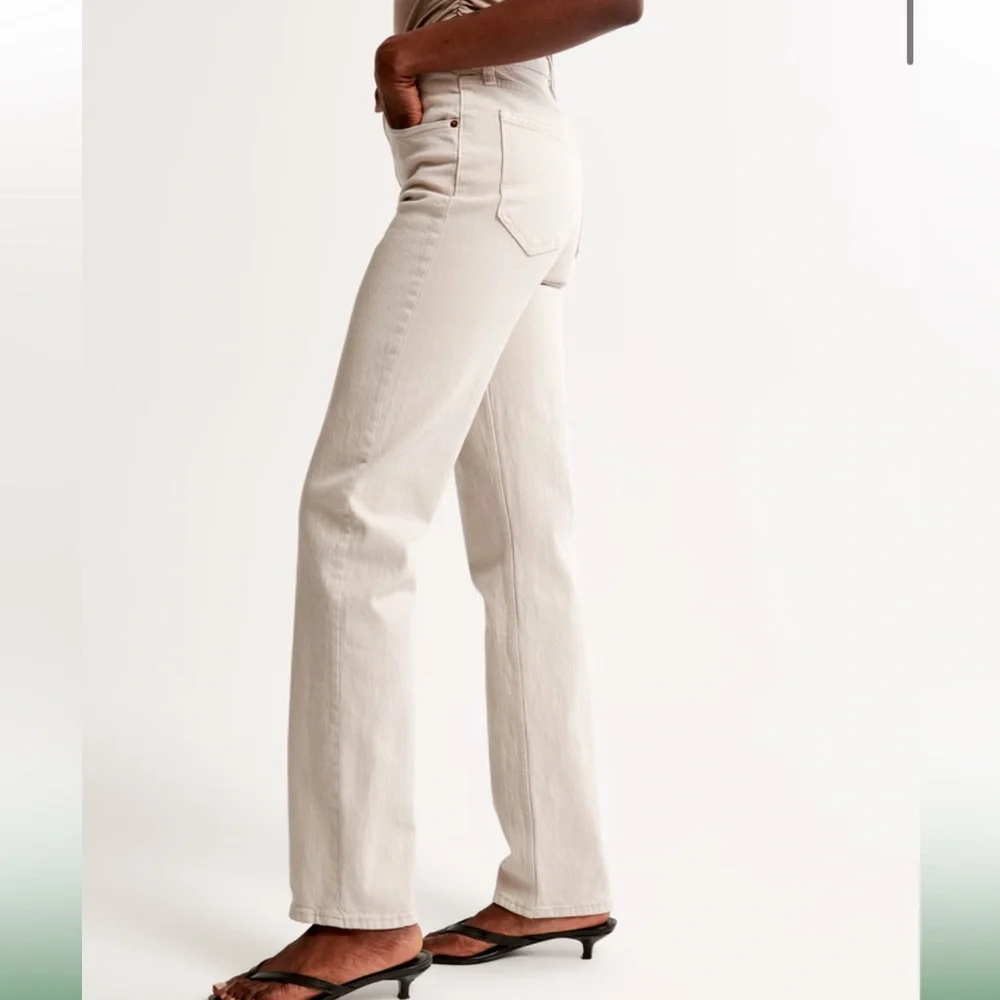 •ABERCROMBIE AND FITCH• 90s Straight Off White Jeans Ultra High Rise Stone